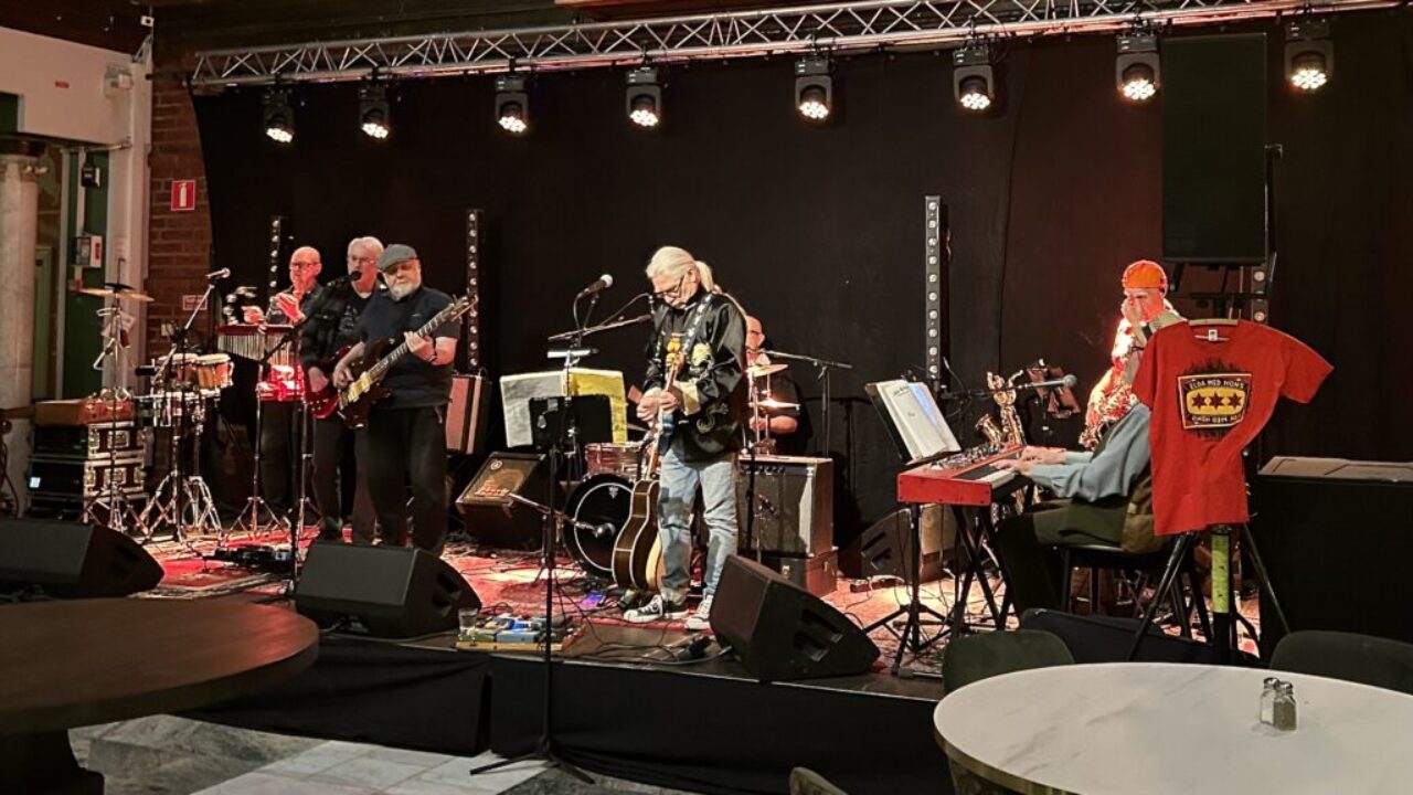 Konsert med Elda med höns.