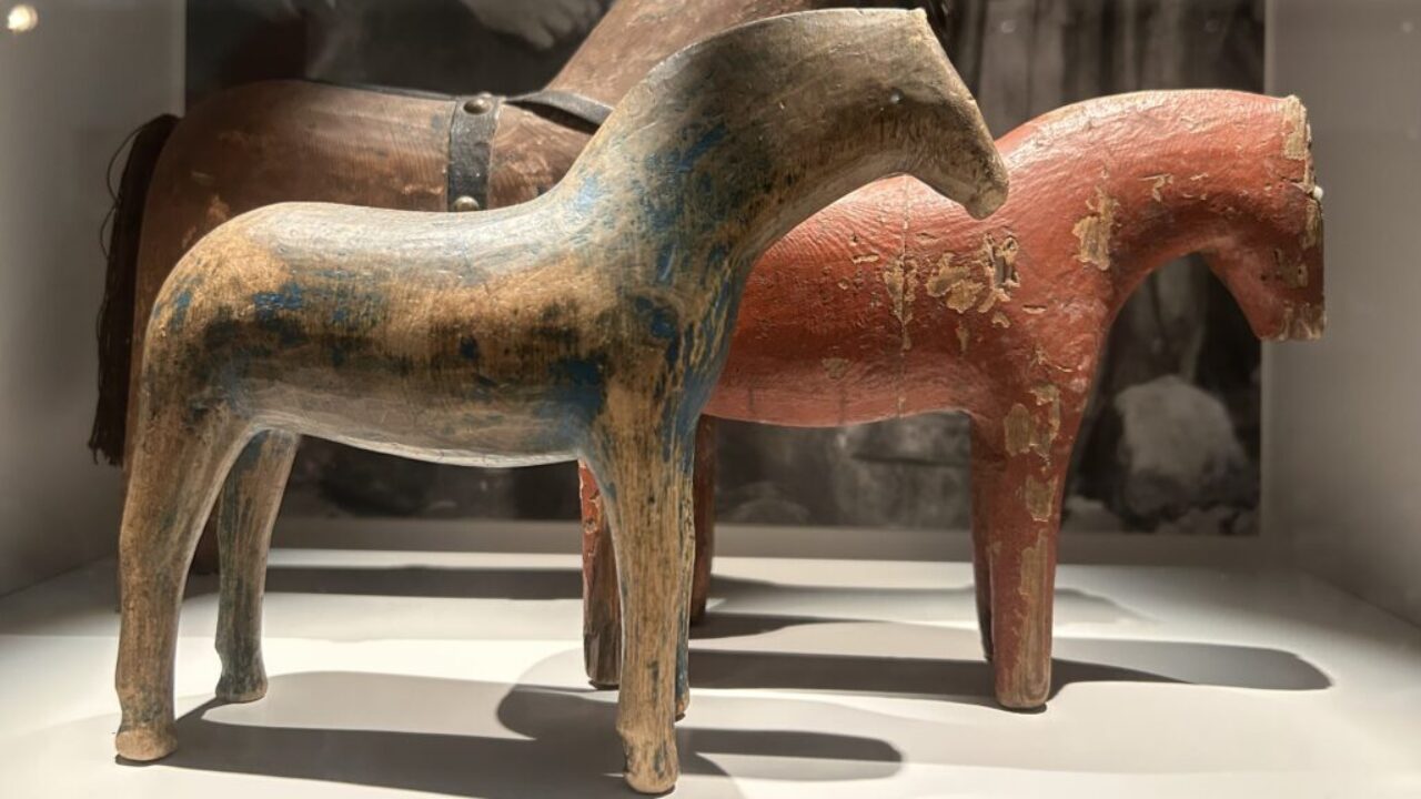 Dalarnas museum, äldre och antika dalahästar.